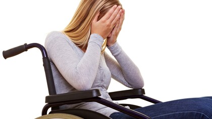Una enferma anónima de esclerosis múltiple en una silla de ruedas