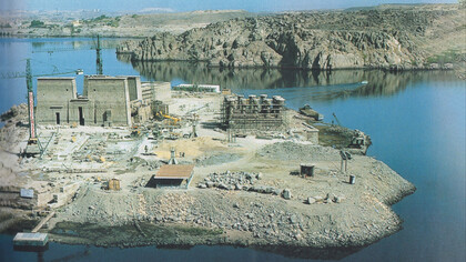 La ricostruzione del tempio di Iside ad Algikia; il rimontaggio è durato un anno e mezzo con una media di 3300 blocchi al mese. In un mese da primato furono assemblati 900 blocchi