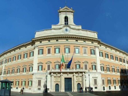 In un quadro generale di ‘rarefazione’ della democrazia sostanziale, sta emergendo una trasformazione dello stato sotto il profilo ‘filosofico’