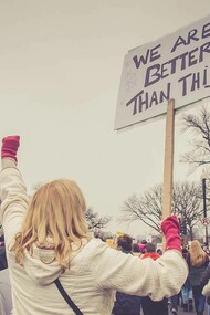 Cartello di protesta "Siamo meglio di così"