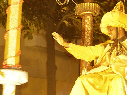 Baltasar saluda a la gente desde su carroza