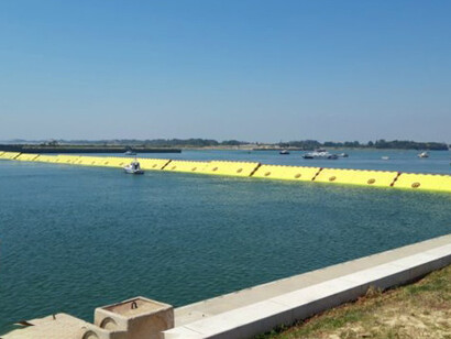 Il MoSE, formato da quattro barriere collocate alle bocche di porto della laguna di Venezia, a protezione della città dalle inondazioni