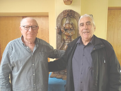 El autor del artículo Felipe Sérvulo, a la izquierda, con Mahajama, presidente del movimiento de Barcelona