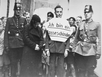 Hombre y mujer judíos siendo señalados por la propaganda nazi durante el Tercer Reich