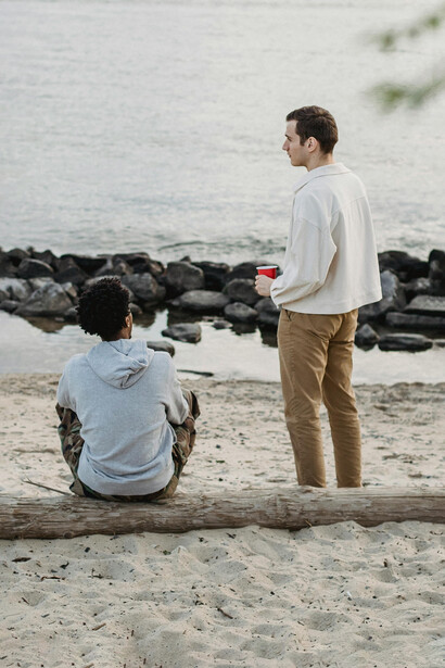 Chicos conversando tranquilamente. Siguiendo los principios de la cultura de la paz se pueden lograr sociedades armoniosas