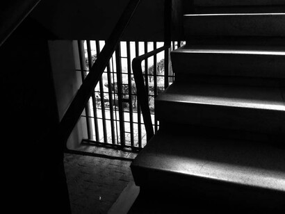 Hacía demasiado calor. Subió las escaleras con pesadumbre