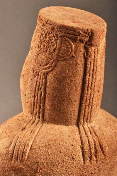 Detalle de adornos de cabeza, foto: G. Alvito. Diosa Madre de Cuccuru S'Arriu, Cabras, Cerdeña, Italia