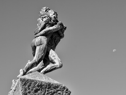 El grupo escultórico es obra de Manuel Patricio Toro y está situado en la plaza de Castilla de Antequera, España