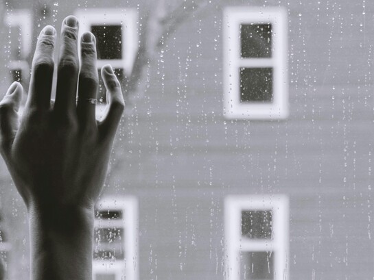 La solitudine non coincide sempre con l’essere soli, ma può nascere anche dalla distanza emotiva da chi ci è accanto