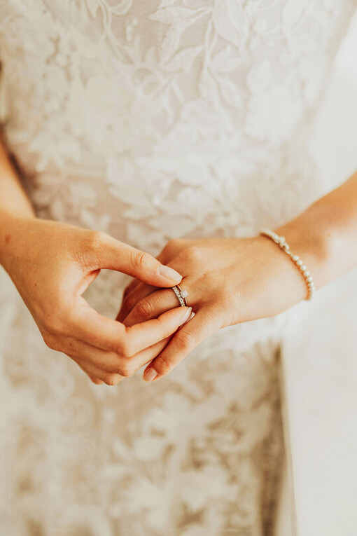 La Señora temió no lograrse y lloró mucho, no quiero quedarme soltera y que la gente me tenga lástima, admitió ante sí misma, harta de ver a sus amigas experimentar amores y desamores, siempre testigo y nunca protagonista