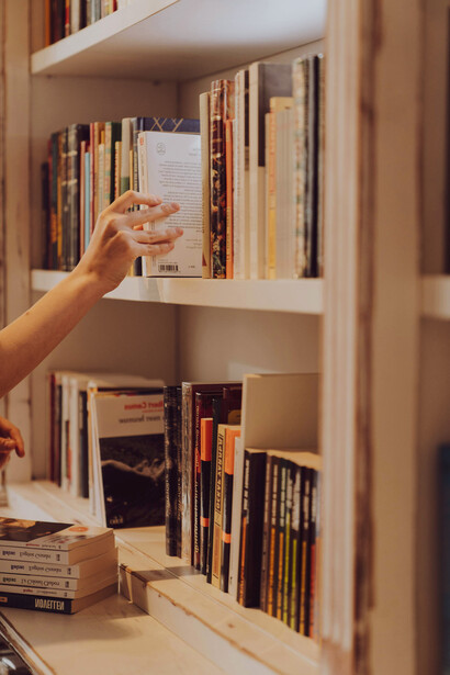 La literatura es un puente entre la memoria personal y colectiva, ayudando a preservar la identidad de los emigrantes