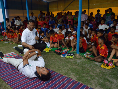 Taller de fútbol de un día de duración celebrado en el estadio del distrito de South 24 Parganas, en Sitakundu, Baruipur, Bengala Occidental, India