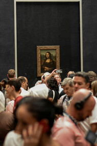 Visitantes do museu do Louvre em Paris, capital da França, se espremem para tirar foto do quadro da Monalisa, pintado por Leonardo da Vinci 