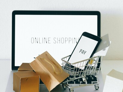 Compras online exacerbaram a situação do consumo excessivo. O nosso consumo exacerbado é, frequentemente, impulsionado por campanhas agressivas de marketing que criam a falsa ilusão de que a felicidade desabrocha no acúmulo incessante de bens e tendências passageiras


