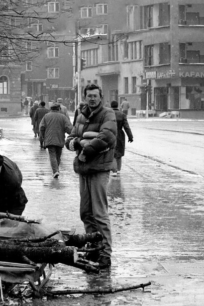 Un hombre sostiene con cariño preciadas hogazas de pan durante el asedio de Sarajevo, invierno de 1992-1993 (detalle). Fotografía de Christian Maréchal