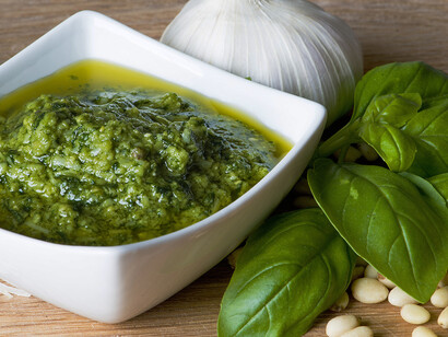 Basilico, pinoli e aglio, tra gli ingredienti principe del Pesto