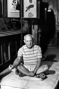 El pintor español, Pablo Picasso, en su atelier