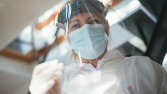 La integración de innovación y colaboración crea un modelo de respuesta rápida que no solo aborda crisis inmediatas, sino que también refuerza la salud pública a largo plazo