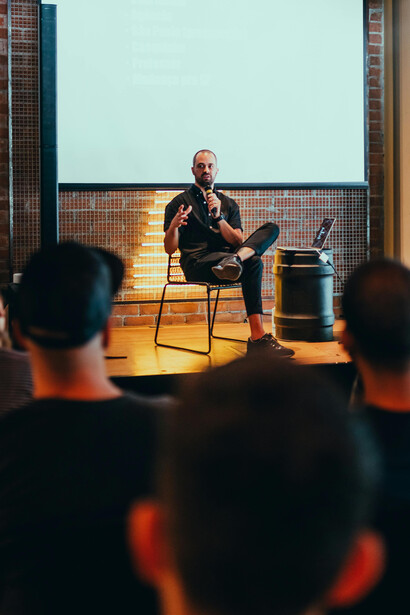 Estudiantes escuchan una clase magistral. La relación entre el maestro y el estudiante nace de la magistralidad