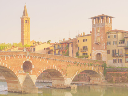 El capitán bebió lentamente el último sorbo de café que le quedaba en la taza