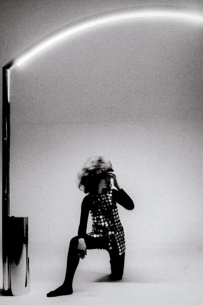 Opera “Golden Gate, Arredo Luce”, 1969-1970, foto di Ugo Mulas, Courtesy Archivio Nanda Vigo, Milano, Italia