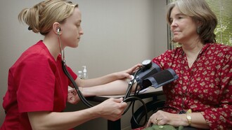 La misurazione della pressione arteriosa (PA) durante la comune visita medica