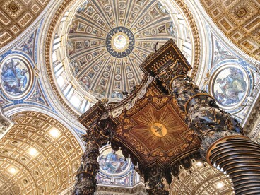 Sotto il baldacchino del Gian Lorenzo Bernini si concentra il cuore liturgico della Basilica, simbolo della sinodalità come unità visibile attorno all’altare e alla celebrazione eucaristica. Basilica di San Pietro, Città del Vaticano
