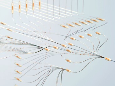 Il vero collo di bottiglia dell'IA contemporanea non sembra essere l'innovazione algoritmica, bensì la disponibilità di chip avanzati capaci di sostenere una domanda in continua crescita