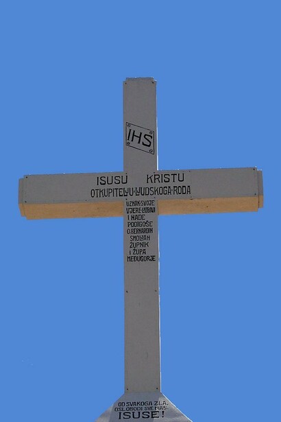 Croce Bianca del monte Križevac, Medjugorje, Bosnia ed Erzegovina. Durante il cammino il mondo si allontana e diminuiscono le presenze che si interpongono tra il nostro cuore e il Cielo divino