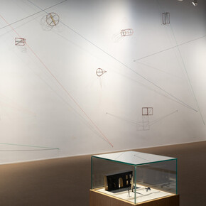 Carlos Garaicoa, La lección de geometría, vista de exhibición. Cortesía de la Galería Pelaires