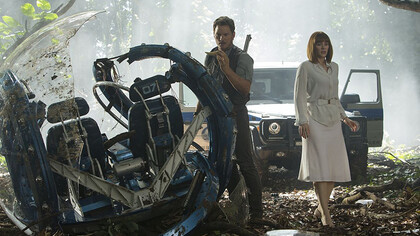 Chris Pratt y Bryce Dallas Howard en una escena de "Jurassic World"