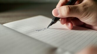 Desea escribir algo que la haga olvidar. Olvidar, por ejemplo, que está sola en una casa grande que desborda silencio