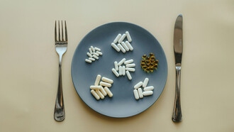 Suplementos alimentares. No mundo dos suplementos alimentares, encontramos uma vasta gama de produtos com diferentes funções, promessas e públicos-alvo