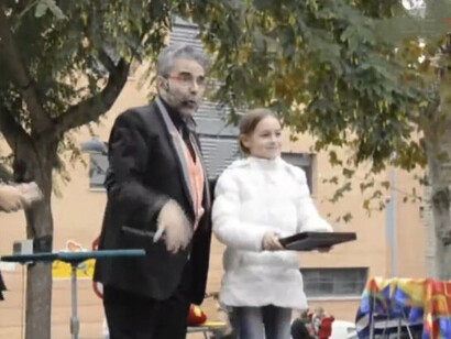 El mago Selvin actuando en el barrio de St. Jordi Parc, en Rubí, Barcelona, España