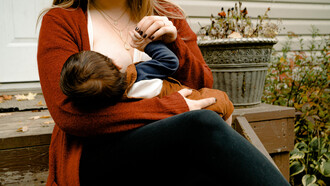 La lactancia materna, lejos de ser un acto meramente biológico, constituye un fenómeno profundamente atravesado por factores históricos, sociales, económicos y políticos