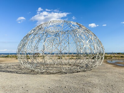 Sant Adrià de Besòs, que comenzó el siglo XX como una zona rural de agricultura productiva, rodeada de bosques de chopos, con bonitas fuentes, siendo un lugar de reposo agradable, acabó el siglo como una ciudad densa con una gran zona industrial, con altos grados de contaminación, entre otros problemas. Central térmica de Sant Adrià de Besòs durante la bienal de arte Manifesta 15, 2024, Barcelona, España