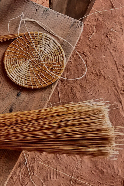 Produtos de Capim Dourado, como bijuterias e cestas, são verdadeiras joias do artesanato brasileiro. Este trabalho artesanal fortalece as tradições quilombolas e fomenta o turismo ecológico no Tocantins
