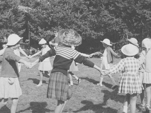 Giro girotondo: la famosa filastrocca che tutti i bambini hanno conosciuto