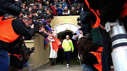 Andrés Iniesta avec ses fans, 8 février 2010. Photo par Gerard Reyes
