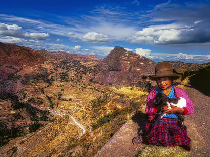 Perù, Bambina sullo sfondo della vallata a Pisac, foto di Sergio Pessolano