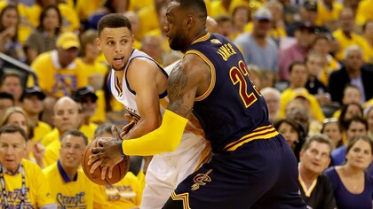 Curry vs LeBron: los dos mejores jugadores de la NBA durante un partido de la Final del año pasado