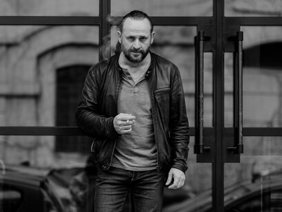 Oltre alla recitazione, è appassionato di danza, in particolare del tip tap, e pratica anche il tango, la salsa, il calcio e il tennis. Francesco Sechi ph Alessandro Pensini