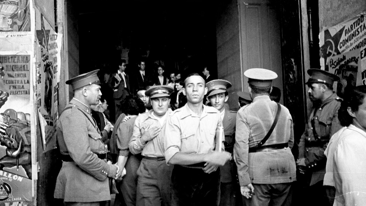 Imagen de Miguel Hernández en la puerta del Ayuntamiento de Valencia en julio de 1937