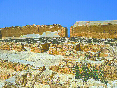 Las condiciones climáticas extremas restringen el periodo de excavación a apenas tres o cuatro meses al año, por lo que el avance de los trabajos puede parecer lento.   Templo de Osiris, Abu Sir (Taposiris Magna), Egipto