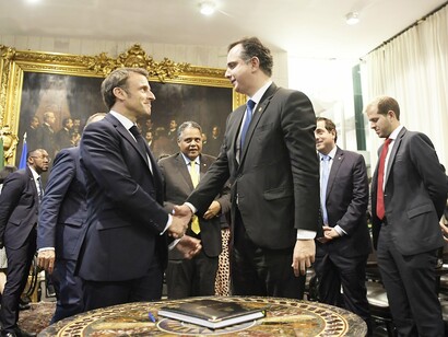 Emmanuel Macron em visita ao Senado Federal brasileiro em 2024. Macron dissolveu a Assembleia Nacional francesa em junho de 2024 e perdeu a frágil maioria parlamentar de que dispunha