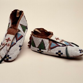 Moccasins, Nêhiyawak, 1920. Gift of the Art Association of Montreal, ME928.8.1-2 © McCord Museum