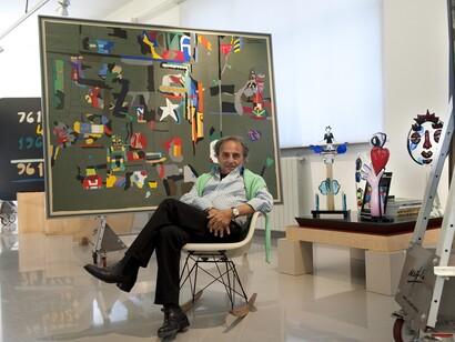 Ugo Nespolo nel suo atelier