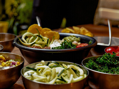 Un paysage de saveurs, où chaque ingrédient raconte sa saison. Vibrant, généreux, vivant — l’assiette devient jardin d’éveil