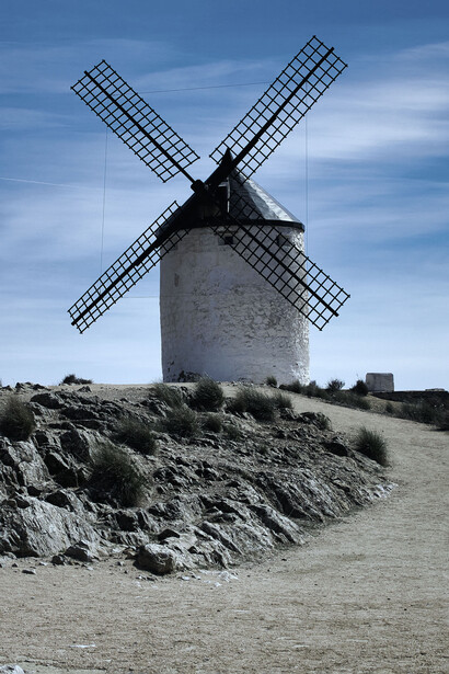 Escribir en español implica un compromiso con su tradición literaria y con la responsabilidad de preservar su belleza y precisión.. Molinos de viento en Consuegra, España