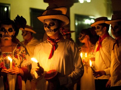 Mexicanos celebrando el Día de Muertos